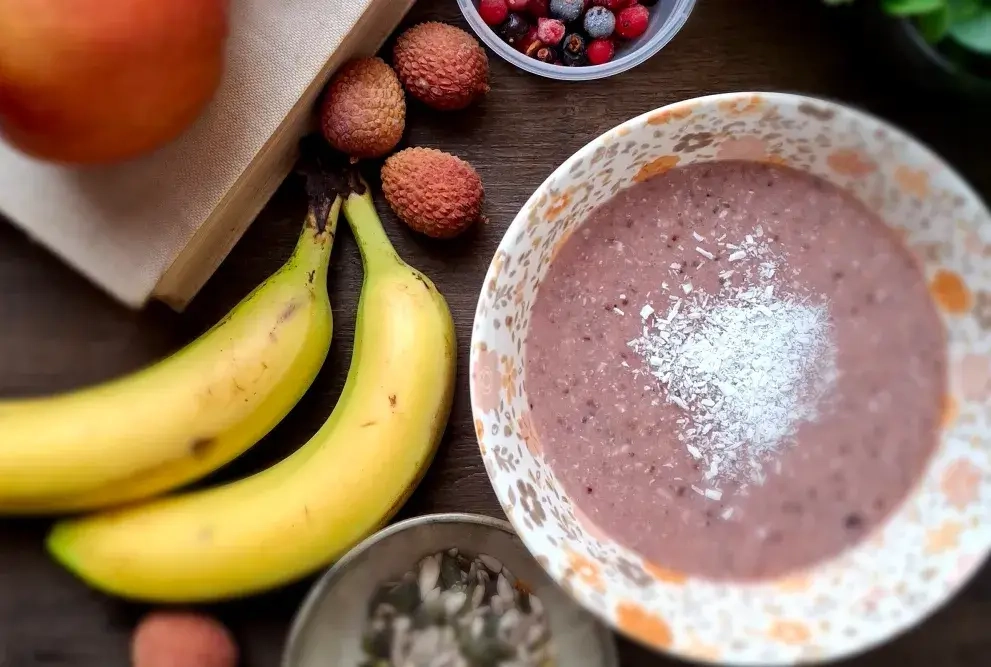 Tisch mit Bananen und Zutaten