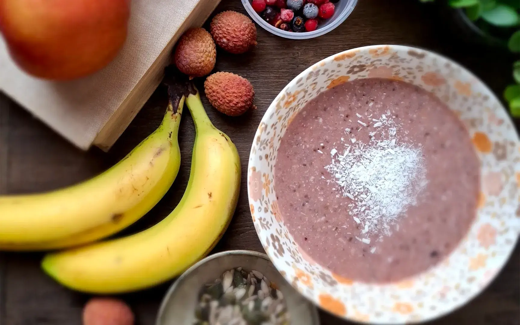Tisch mit Bananen und Zutaten